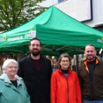 Vier Menschen, Annedore Granz, Joachim Sommer, Annette Soltmann und Florian Eisenberg, stehen vor einem grünen Pavillon in der Fußgäüngerzone